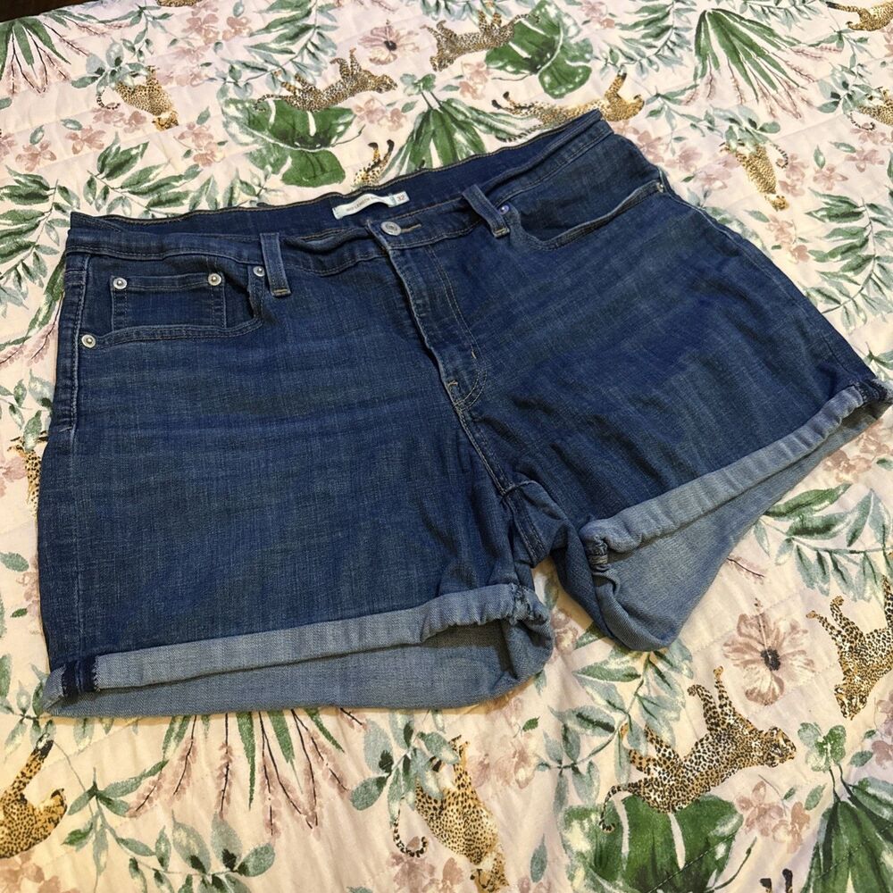 Women’s Levi’s Blue Mid Length/Mid Rise Classic Denim Shorts sz 32